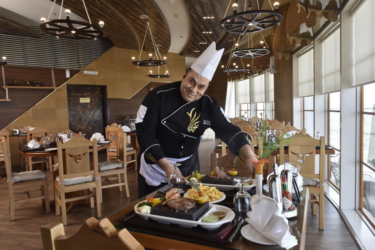 Awaliv International Hotel Таиф Экстерьер фото A chef at work