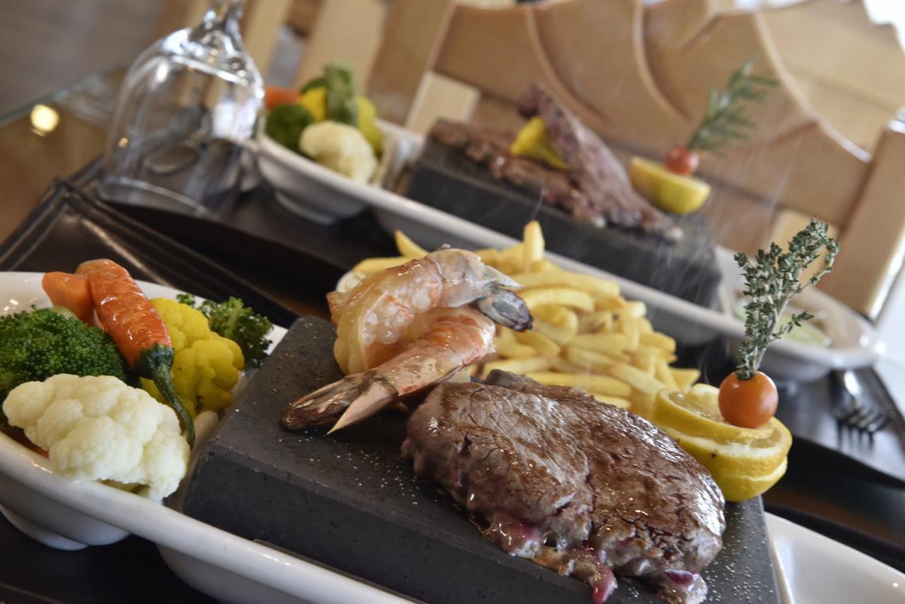 Awaliv International Hotel Таиф Экстерьер фото A steak and shrimp dinner